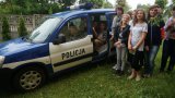 Dzieci oglądają policyjny radiowóz