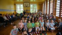 Wspólnie z policjantką dzieci robią pamiątkową fotografię