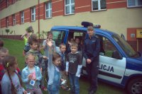Wspólnie z dziećmi policjantka przy radiopwozie