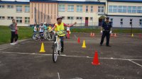 Policjant prowadzi egzamin praktyczny na kartę rowerową