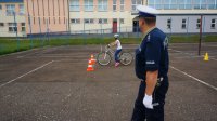 Policjant przeprowadza egzamin na kartę rowerową z części praktycznej
