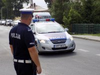 Policjant na skrzyżowaniu dba zabezpiecza wyścig