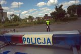 Policjant na drodze czuwa nad bezpieczeństwem w ruchu drogowym