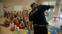 Policjant ruchu drogowego prowadzi zajęcia z przedszkolakami
