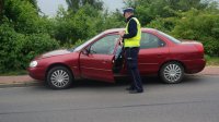 Policjant prowadzi kontrolę stanu trzeźwości kierującego