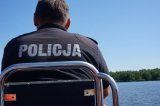 Policjant podczas patrolu nad wodą