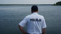 Policjant podczas wodnego patrolu