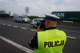 Policjant na drodze z radarem