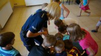 Dzieci zainteresowane policyjnym sprzętem