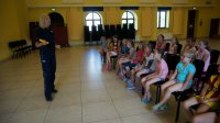 Policjantka prowadzi prelekcję dla dzieci