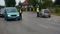 Policjanci na drodze kontrolują stan trzeźwości kierujących