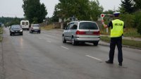 Policjanci badają stan trzeźwości kierujących