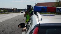 Policjant dokonuje kontroli prędkości