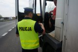 Policjant kontroluje kierowcę ciężarówki