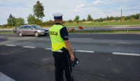 Policjant zatrzymuje kierującego samochodem osobowym za przekroczenie prędkośći