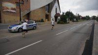 Policjanci zabezpieczają trasę wyścigu