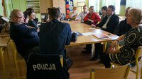 Policjant na spotkaniu z gronem pedagogicznym