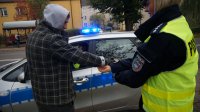 Działania Kontrola Drogowa Piesi. Policjanci wręczają odblaski