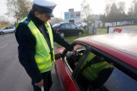 Policjant bada stan treźwości kierujących