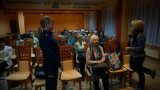 Policjantka podczas prelekcji z seniorami