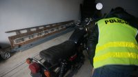 Policjant podczas oględzin motocykla