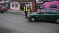 Policjant zatrzymuje do kontroli drogowej pojazd