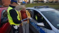 Policjant wręcza odblask