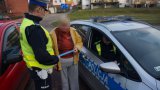 Policjant wręcza odblask