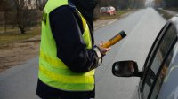 Policjant z urządzeniem do badania stanu trzeźwości