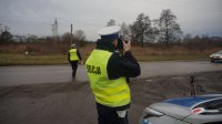 Policjant wykorzystuje fotozestaw