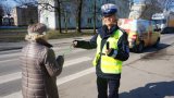 Policjantka wręcza odblask