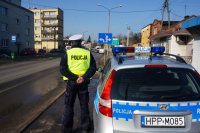 Policjant i radiowóz