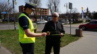 Policjant wręcza odblask