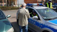 Policjant wręcza odblask