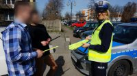 Policjantka wręcza odblaski