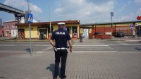 Policjnt przy przejściu dla pieszych