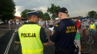 Policjanci z drogówki przeprowadzają egzaminy na kartę rowerową