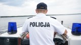 Policjant podczas patrolu wodnego