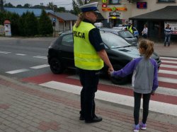 Policjantka przy przejściu dla pieszych