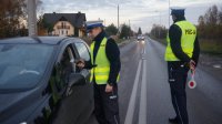 Policjanci kontrolują stan trzeźwości