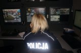 Policjantka w radiowozie