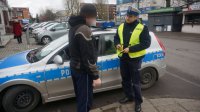 Policjanci wręczają odblaski