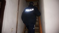 Policjanci kontrolują pustostany