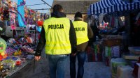 Policjanci podczas patrolu targowiska miejskiego