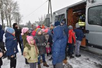 Dzieci zwiedzają bus profilaktyczny