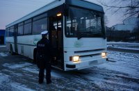 Policjant kontroluje autokar