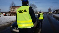 Policjanci podczas kontroli drogowej