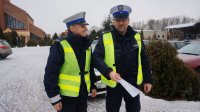 Policjanci z opaskami odblaskowymi