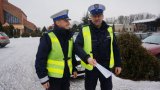 Policjanci z opaskami odblaskowymi