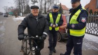 Policjanci wręczają odblaski